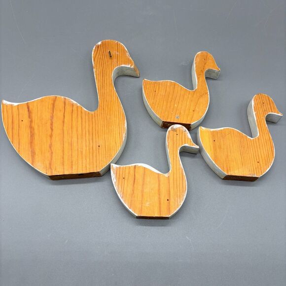 Vintage Wooden Geese Set of 4 Hand Painted Farmhouse Folk Art Mother w/ Babies - Picture 3 of 12